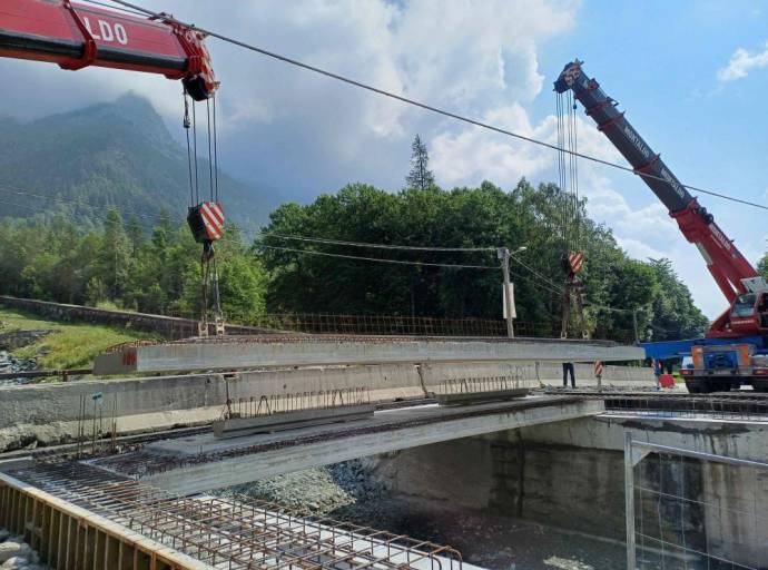 Usseglio, lavori di ricostruzione del ponte sul rio Venaus in dirittura d'arrivo. Era inadeguato al traffico attuale